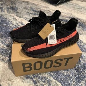 YEEZY BOOST 350 V2- Core Black Red (2022) size 11